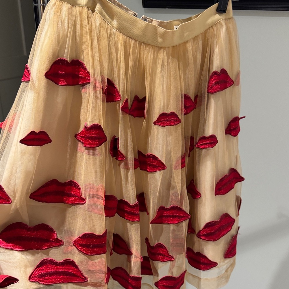 Chic Red Lip Print Skirt Alice and Olivia